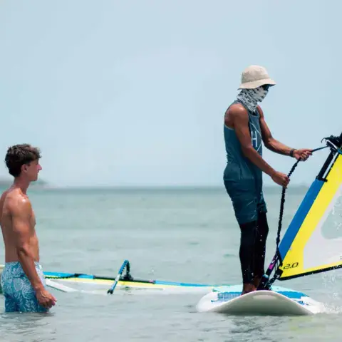 Cours de windsurf en eau peu profonde