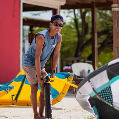 Gonflage d'un kite sur la base de plage