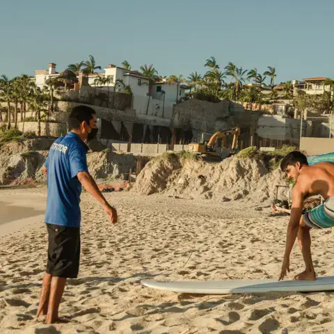 Explications d'un moniteur sur le sable