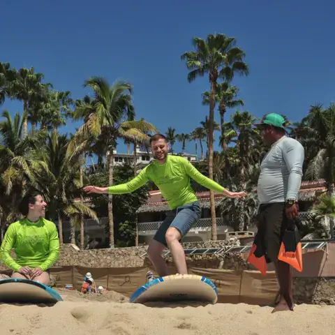 Exercice de lever sur la plage avec un moniteur