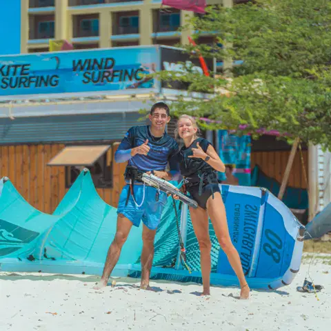 Devant la base de kitesurf et de windsurf