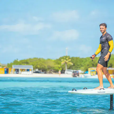 Session d'e-foil près de la plage