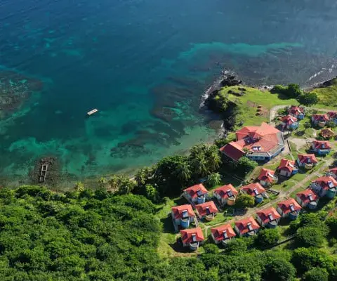 Les bungalows du village et la baie vus du ciel