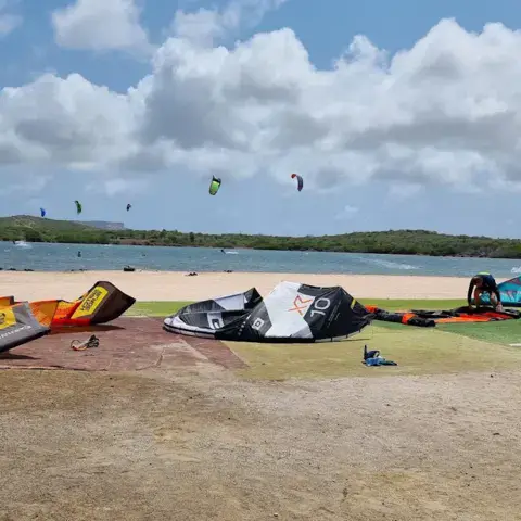 Kite dans l'eau devant la côte de St. Joris Bay
