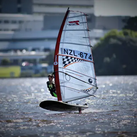 Windsurfeur sur le lac