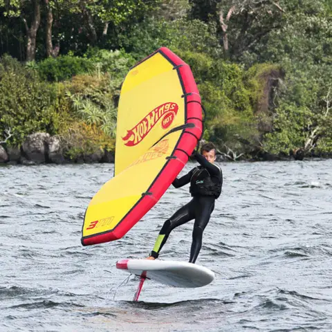 Wing foil sur le lac