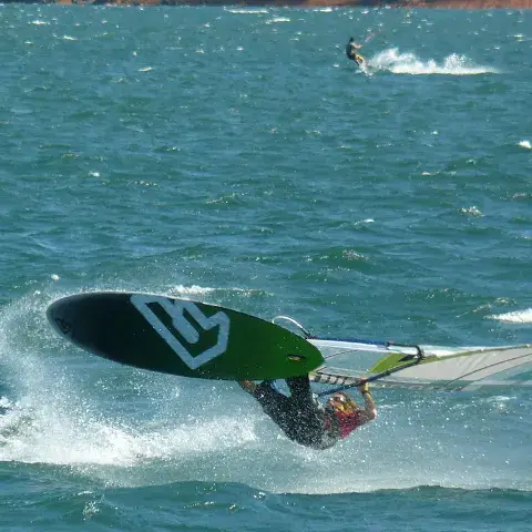 Windsurfeur en action sur le lac Arenal