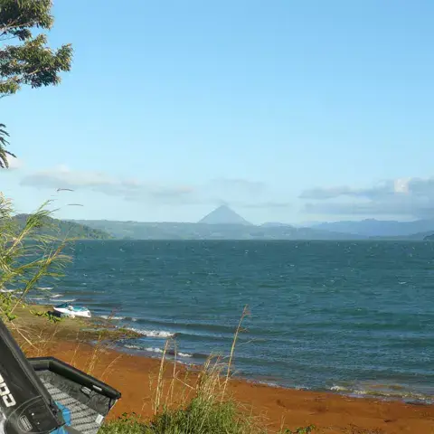 Rive du lac Arenal et volcan Arenal au loin