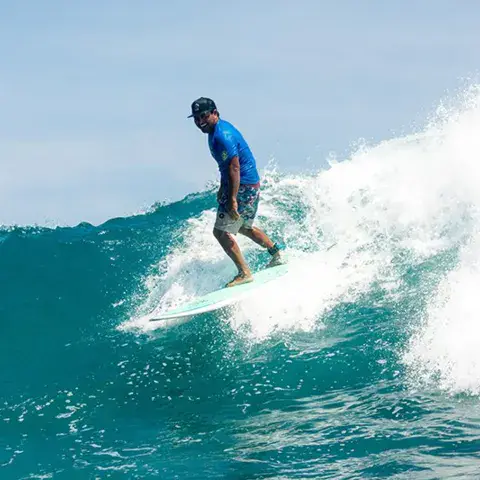 Surfeur sur une vague