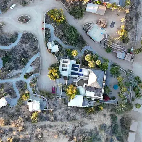 Vue aérienne de l'hôtel et de la plage