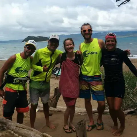 L'équipe de moniteurs sur la plage