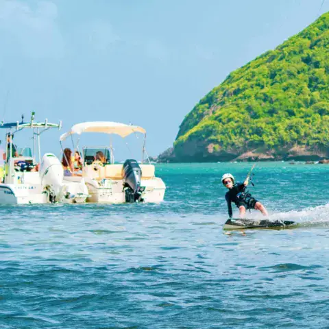 Rider tracté suivi par le bateau d'assistance