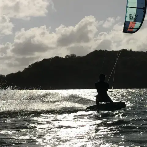Kitesurfeur à contre-jour sur la baie