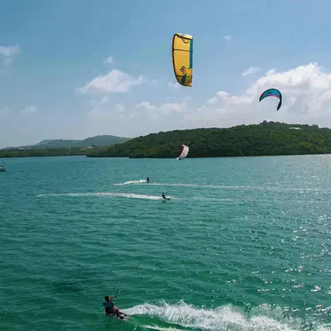 Kitesurfeurs sur le plan d'eau, vus du ciel