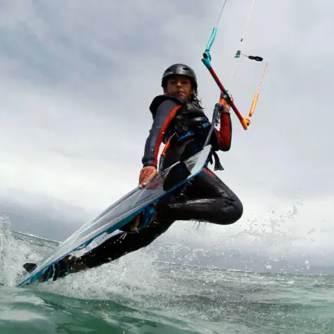 Rider en kitesurf qui fait un saut