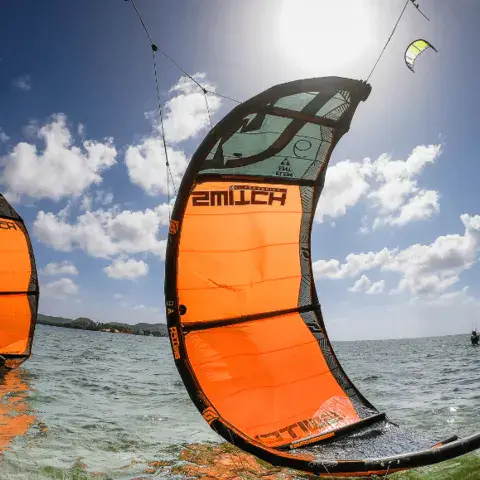 Deux ailes de kite posées sur l'eau