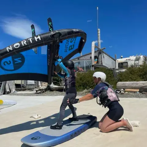 Apprentissage du wing foil sur la plage