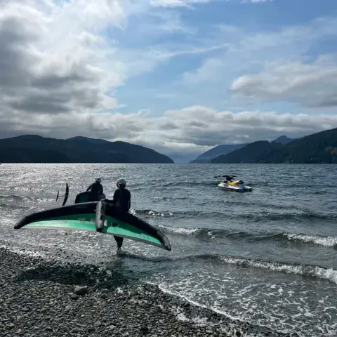 Départ à l'eau avec une aile de wing foil