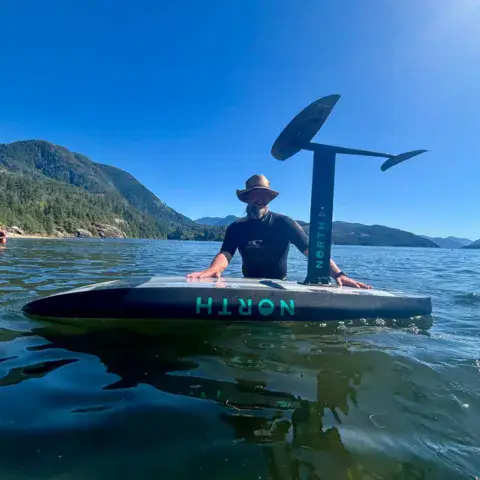 Pratiquant de wing foil sur le plan d'eau