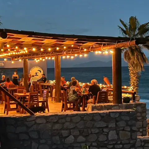 Terrasse du restaurant au crépuscule