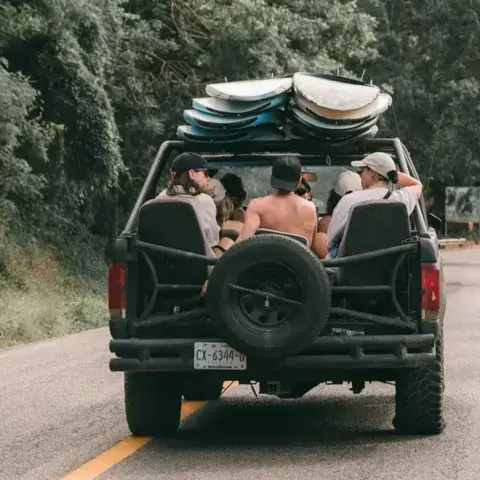 Pick-up chargé de planches sur la route de La Lancha