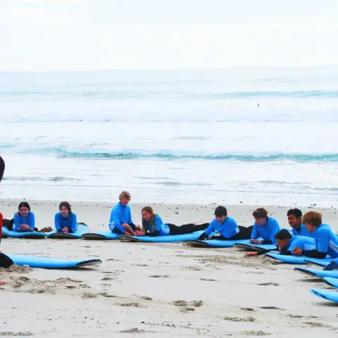 Groupe d'élèves en cours sur la plage