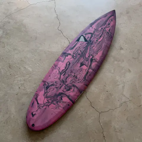 Planche sur mesure à la résine marbrée rose et noire