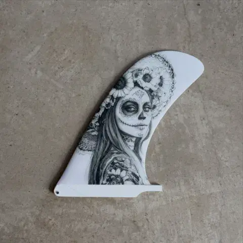 Aileron illustré d'un portrait de Catrina