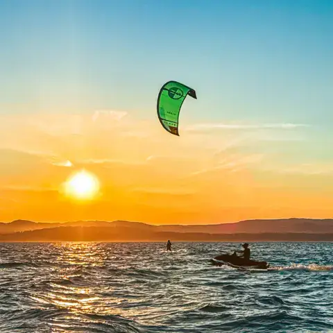 Kitesurf au coucher du soleil