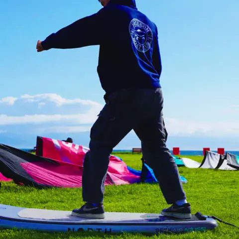 Exercice au sol sur une planche, sur la pelouse