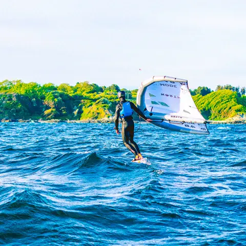 Wing foil sur l'eau