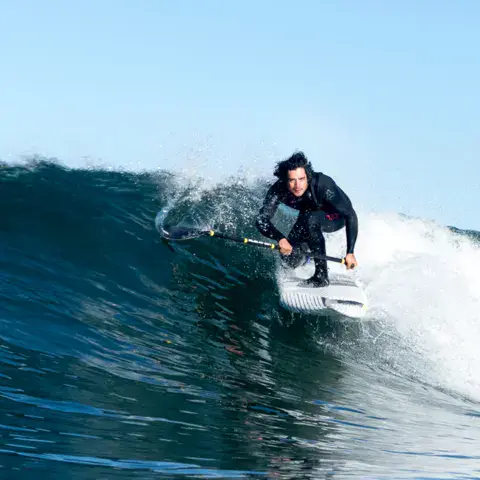 Surfeur sur une vague à Tofino