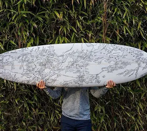 Planche décorée d'un motif dessiné à la main