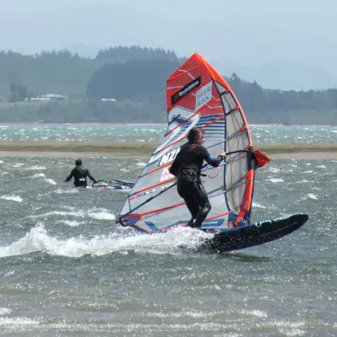 Un windsurfeur en navigation
