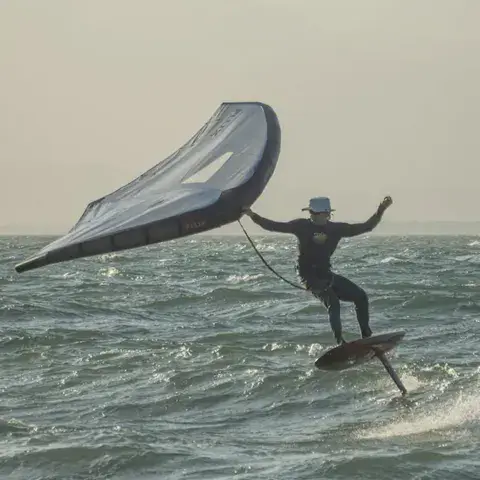 Rider en wing foil