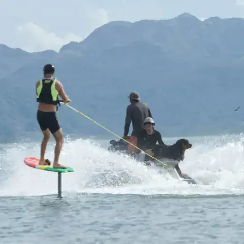 Session de foil tracté derrière un bateau