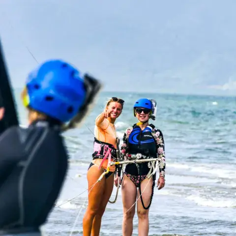 Cours de kitesurf dans l'eau