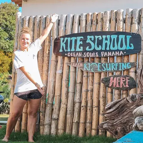Panneau de l'école de kite à l'entrée