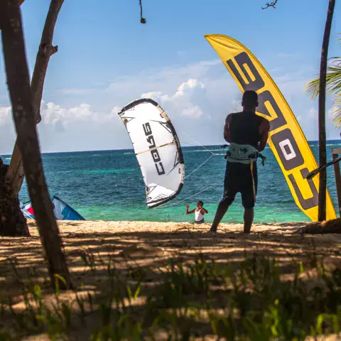 Lancement d'un kite sur la plage