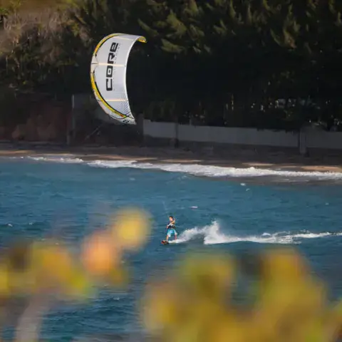 Rider en kitesurf le long de la côte