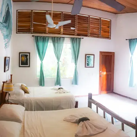 Chambre d'un bungalow avec deux lits