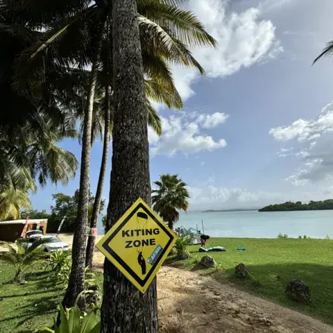 Panneau « zone de kite » sur la plage de la base
