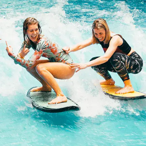 Deux surfeuses sur la vague artificielle