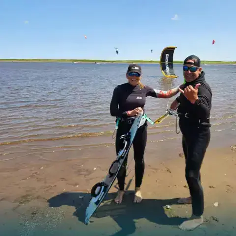 Deux kitesurfeurs sur la plage de la baie