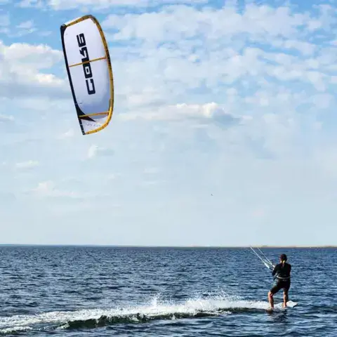 Kitesurfeur sous son aile au large