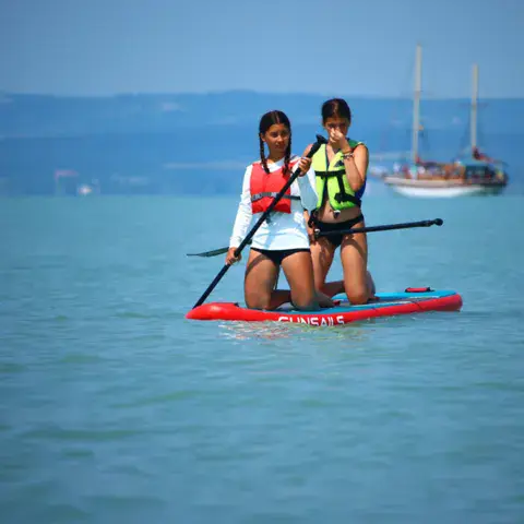 Deux élèves sur une planche de stand up paddle