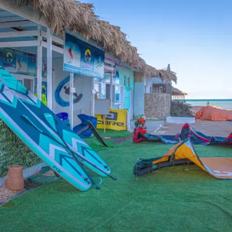 Le centre de kite avec ses planches de paddle et son matériel