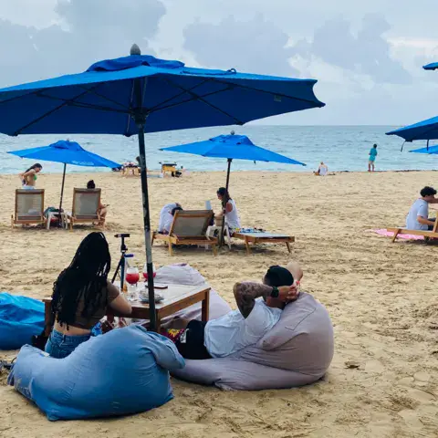 Parasols et transats sur la plage