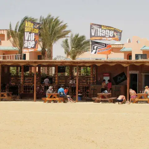 Terrasse en bois du centre en bord de plage