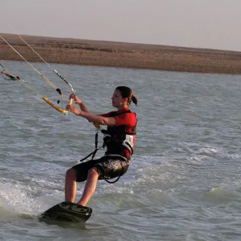 Kitesurfeur qui glisse sur une eau calme